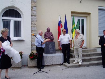 KNOBLEHARJEVO 2012 - Odkritje 3. likovne razstave sekcije KS Bučka - Ambrozzia ter odkritje kipa Martina Kebra